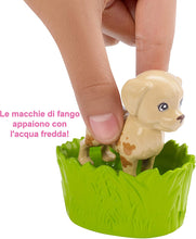 Carica l&#39;immagine nel visualizzatore di Gallery, Barbie Cuccioli Cambia Colore, Playset con Bambola e Due Cuccioli che Cambiano Colore con l&#39;Acqua, Giocattolo per bambini 3+ anni, FXH11