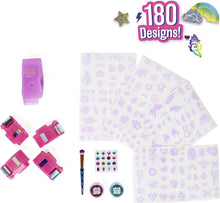 Carica l'immagine nel visualizzatore di Gallery, Cool Maker, Shimmer Me Body Art con rullo crea Tatoo, 4 colori metallizzati e 180 motivi, tatuaggi temporanei - dagli 8 anni
