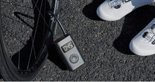 Carica l&#39;immagine nel visualizzatore di Gallery, Xiaomi Portable Air Pump, Compressore Digitale Portatile a Batteria con Sensore Pressione per Monopattini, Moto, Bici, Auto, Palloni