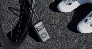 Xiaomi Portable Air Pump, Compressore Digitale Portatile a Batteria con Sensore Pressione per Monopattini, Moto, Bici, Auto, Palloni