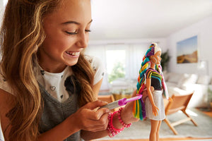 Barbie FXN96 Rainbow Sparkle Bambola con Capelli Lunghi Arcobaleno e Tanti Accessori, 3 anni+