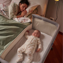 Carica l'immagine nel visualizzatore di Gallery, Chicco Next2Me Collection 2021 Culla Neonato Fianco Letto per Cosleeping con Materasso, Spondina Abbattibile, 6 Altezze, 2 Ruote e Borsa da Viaggio, 0-6 Mesi, 9 Kg, Beige Beige/Bianco New Collection
