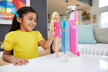 Carica l&#39;immagine nel visualizzatore di Gallery, Barbie- Playset con Doccia Bambola con Accessori, Giocattolo per Bambini 3+ Anni, FXG51