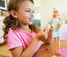 Carica l&#39;immagine nel visualizzatore di Gallery, Barbie- Wellness Playset Spa con Bambola e Accessori Giocattolo per Bambini 3+ Anni, Multicolore, GJG55