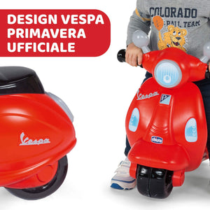 Chicco Vespa per Bambini Primavera Rossa, Moto Giocattolo Cavalcabile con Pannello Elettronico, Luci e Suoni, Ruote di Supporto Rimuovibili, Max 25 Kg - Giochi per Bambini 1-3 Anni Rosso