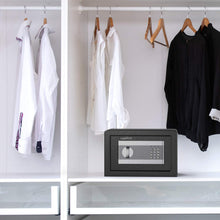 Carica l'immagine nel visualizzatore di Gallery, HAPFIY Cassaforte a mobile 8,6L, Cassaforte a muro Elettronica Sicurezza con 2 emergenza Chiave e Codici Allarme incorporato, Armadi di Sicurezza per documenti per ufficio a casa 31×20×20cm Nero