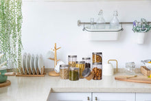Carica l'immagine nel visualizzatore di Gallery, MEIXI Contenitori Alimentari, Barattoli Cucina, Contenitori Plastica Trasparente con Coperchio in Metallo per la Conservazione Ideale per Zucchero, Biscotti, caffè, Pasta Senza BPA - 8 Pezzi (4.2L)