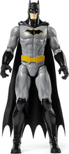 Carica l'immagine nel visualizzatore di Gallery, DC COMICS, BATMAN Personaggio da 30 cm articolato - versione grigio/nero, dai 3 anni Batman grigio/nero nuova versione