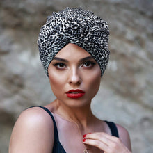 Carica l'immagine nel visualizzatore di Gallery, DRESHOW 5 Pezzi Donne Africana Turbante Sciarpa Avvolge Testa Boho Turbante Elastico Annodato Berretto Pre-annodato Berretto Chemio Cappello 5 Pack Donuts Flower A