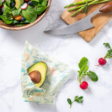 Carica l&#39;immagine nel visualizzatore di Gallery, VIVIBLU Beeswax wrap – Pellicola alimentare in cotone e cera d’api – Fogli cerati plastic-free, eco-friendly e sostenibile – Involucro Ecologico, riutilizzabile, biodegradabile – Set di 3 taglie