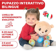 Carica l&#39;immagine nel visualizzatore di Gallery, Chicco Teddy Orso delle Emozioni, Peluche Evolutivo Interattivo Bilingue Italiano/Inglese, Gioco Educativo con Emozioni, Numeri e Lettere, Pupazzo con Luci e Canzoni - Giochi Bambini 6 Mesi - 5 Anni