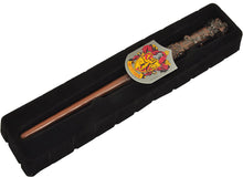 Carica l&#39;immagine nel visualizzatore di Gallery, Ciao- Bacchetta Harry Potter (30cm) con Stemma Gryffindor in Scatola Clip, Colore Marrone, 20192