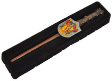 Carica l'immagine nel visualizzatore di Gallery, Ciao- Bacchetta Harry Potter (30cm) con Stemma Gryffindor in Scatola Clip, Colore Marrone, 20192