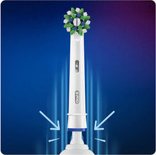 Carica l'immagine nel visualizzatore di Gallery, Oral-B CrossAction Testine di Ricambio per Spazzolino Elettrico con Tecnologia CleanMaximiser, Confezione da 10 Pezzi, Pacco Adatto alla Buca delle Lettere