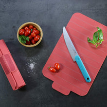 Carica l'immagine nel visualizzatore di Gallery, Trebonn - Roll Expand Board, Tagliere in Plastica Arrotolabile con Fondo Antiscivolo, Salvaspazio E Perfetto per Uso Quotidiano. 39 x 24 cm