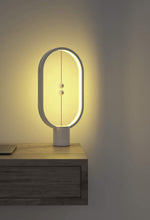 Carica l'immagine nel visualizzatore di Gallery, Heng, Lampada a LED di design. lampada dal design originale per il soggiorno, la camera da letto con porta USB, luce bianca calda, bianco 5.00W