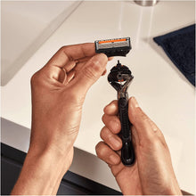 Carica l&#39;immagine nel visualizzatore di Gallery, Gillette Fusion 5 Proglide Lamette da Barba, 12 Ricambi (da 5 Lame), Delicatezza Insuperabile con Tecnologia Flexball, Fino a 1 Mese di Rasatura con 1 Lametta + Penna Inclusa