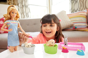Barbie Cuccioli Cambia Colore, Playset con Bambola e Due Cuccioli che Cambiano Colore con l'Acqua, Giocattolo per bambini 3+ anni, FXH11