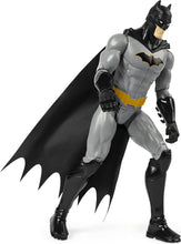 Carica l'immagine nel visualizzatore di Gallery, DC COMICS, BATMAN Personaggio da 30 cm articolato - versione grigio/nero, dai 3 anni Batman grigio/nero nuova versione