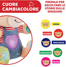 Carica l&#39;immagine nel visualizzatore di Gallery, Chicco Teddy Orso delle Emozioni, Peluche Evolutivo Interattivo Bilingue Italiano/Inglese, Gioco Educativo con Emozioni, Numeri e Lettere, Pupazzo con Luci e Canzoni - Giochi Bambini 6 Mesi - 5 Anni