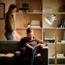 Carica l&#39;immagine nel visualizzatore di Gallery, AmazonBasics Lampadina LED E27, 14W (equivalenti a 100W), Luce Bianca Calda - Pacco da 6