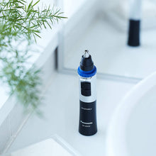 Carica l&#39;immagine nel visualizzatore di Gallery, Panasonic ER-GN30-K503 Rifinitore di Precisione per Naso, Orecchie e Sopracciglia, Tagliapeli Resistente all&#39;Acqua, Nero Vecchia Versione