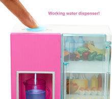 Carica l'immagine nel visualizzatore di Gallery, Barbie- Bambola Bruna Playset Arredamento con Frigorifero, Distributore d'Acqua e Accessori Giocattolo per Bambini 3+ Anni, GHL85