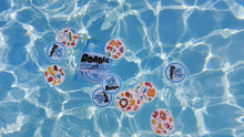 Carica l'immagine nel visualizzatore di Gallery, Asmodee Dobble: Waterproof, Gioco di Carte per Tutta la Famiglia, Edizione in Italiano, 8247, Single