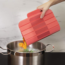 Carica l'immagine nel visualizzatore di Gallery, Trebonn - Roll Expand Board, Tagliere in Plastica Arrotolabile con Fondo Antiscivolo, Salvaspazio E Perfetto per Uso Quotidiano. 39 x 24 cm