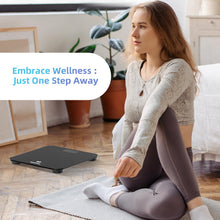 Carica l'immagine nel visualizzatore di Gallery, Bilancia personale Healthkeep, bilancia pesapersone con sensori ad alta precisione, bilancia digitale personale con tecnologia step-on, bilancia in vetro di sicurezza, nera 26 cm*26 cm