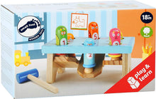 Carica l'immagine nel visualizzatore di Gallery, 5807 Banco da martellare small foot "Picchia l'uccellino", in legno, design colorato con numeri, incl. martello in legno, a partire dai 18 mesi