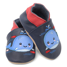 Carica l&#39;immagine nel visualizzatore di Gallery, Dotty Fish Scarpine in Pelle Prima Infanzia. Scarpe Bimbi per Primi Passi con Suola Scamosciata. Balena Blu Navy. 12-18 Mesi (21 EU)