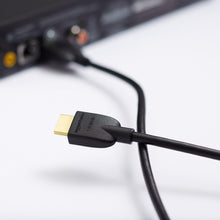 Carica l'immagine nel visualizzatore di Gallery, Amazon Basics Cavo Ultra HD HDMI 2.0 ad alta velocità, formati 3D supportati, con Audio Return Channel, 0,9 m, Nero