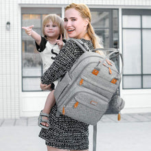 Carica l'immagine nel visualizzatore di Gallery, BabbleRoo Zaino Fasciatoio, Grande Capacità Zaino per il Cambio Unisex, Borsa Porta Pannolini con Materassino Fasciatoio, Cinghie per Passeggini, Tasche Isolanti Bottiglia, Tasca Ciuccio (Grigio)