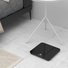 Carica l'immagine nel visualizzatore di Gallery, Bilancia personale Healthkeep, bilancia pesapersone con sensori ad alta precisione, bilancia digitale personale con tecnologia step-on, bilancia in vetro di sicurezza, nera 26 cm*26 cm