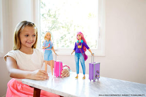 Barbie in Viaggio, Bambola Bionda con Cucciolo, Valigia che si Apre, Adesivi e Accessori, Giocattolo per Bambini 3 + Anni, FWV25