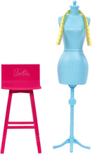 Carica l&#39;immagine nel visualizzatore di Gallery, Barbie- Studio Stilista con Macchina da Cucire, Manichino e Accessori (Bambola Non Inclusa), FXP10