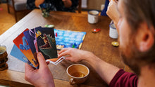 Carica l'immagine nel visualizzatore di Gallery, Asmodee Italia - Dixit, Gioco da Tavolo per Tutta la Famiglia, Edizione in Lingua Italiana, 8016