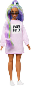 Barbie- Fashionistas Bambola con Maglione Stampa, Capelli Viola e Occhiali da Sole, Giocattolo per Bambini 3+ Anni, Multicolore, GHW52