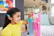 Carica l&#39;immagine nel visualizzatore di Gallery, Barbie- Playset con Doccia Bambola con Accessori, Giocattolo per Bambini 3+ Anni, FXG51