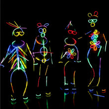 Carica l'immagine nel visualizzatore di Gallery, Kimimara Braccialetti Luminosi, Starlight Fluorescenti,100 Glowsticks Party con 122 Connettori per Creare Bracciali e Ciondoli, Giocattoli Luminosi per Illuminare Tutte le Vostre Feste 100 Set