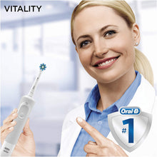 Carica l&#39;immagine nel visualizzatore di Gallery, Oral-B Vitality 100 Spazzolino Elettrico Ricaricabile, 1 Manico Bianco, 1 Testina