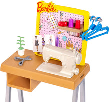 Carica l&#39;immagine nel visualizzatore di Gallery, Barbie- Studio Stilista con Macchina da Cucire, Manichino e Accessori (Bambola Non Inclusa), FXP10