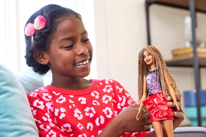 Barbie Fashionista, Bambola Afroamericana con Top Fantasia e Gonna Lucida Rossa, Giocattolo per Bambini 3+ anni, FXL56