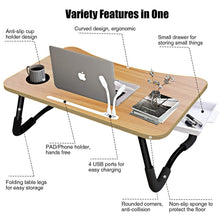 Carica l'immagine nel visualizzatore di Gallery, A3A ACADGQ Tavolino da Letto, Tavolo Laptop Pieghevole con 4 Interfaccia USB, Cassetto, Slot per Tazza, Staffa Pad, Scrivania per Letto, Divano, Pavimento (60x40cm, Colore del Legno)