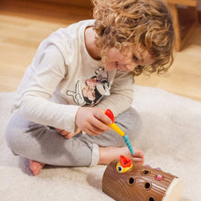 Carica l'immagine nel visualizzatore di Gallery, Nene Toys – Gioco Educativo per Bambini e Bambine di 2, 3 e 4 Anni – Picchio in Legno con Tronco e Bruchi Colorati – Giocattolo Magnetico – Ideale come Regalo Didattico in Età Prescolare