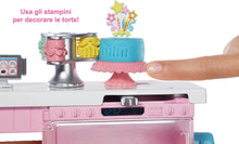 Carica l&#39;immagine nel visualizzatore di Gallery, Barbie La Pasticceria Playset con Bambola Bionda, Isola per Cucinare, Forno e Accessori, Giocattolo per Bambini 4+ Anni