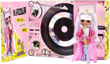 Carica l'immagine nel visualizzatore di Gallery, L.O.L. Surprise! O.M.G. Remix - con 25 Sorprese - Bambola da Collezione con Vestiti &amp; Accessori - Kitty K