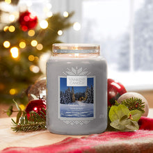 Carica l'immagine nel visualizzatore di Gallery, Yankee Candle Candela profumata in giara grande, In baita a lume di candela, collezione Natale in montagna, durata: fino a 150 ore