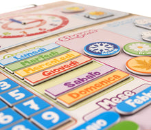 Carica l&#39;immagine nel visualizzatore di Gallery, CALENDARIO OROLOGIO magnetico per bambini, Gioco educativo Data Tempo e Ora per Parete o Frigorifero, 43x32cm. Scatola ideale come regalo di compleanno per bambini a scuola o asilo nido (Italiano)